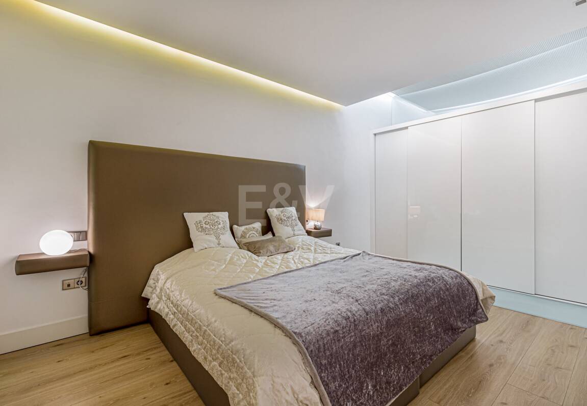 Lyxduplex i ett utmärkt läge i Puerto Banus med direkt tillgång till stranden