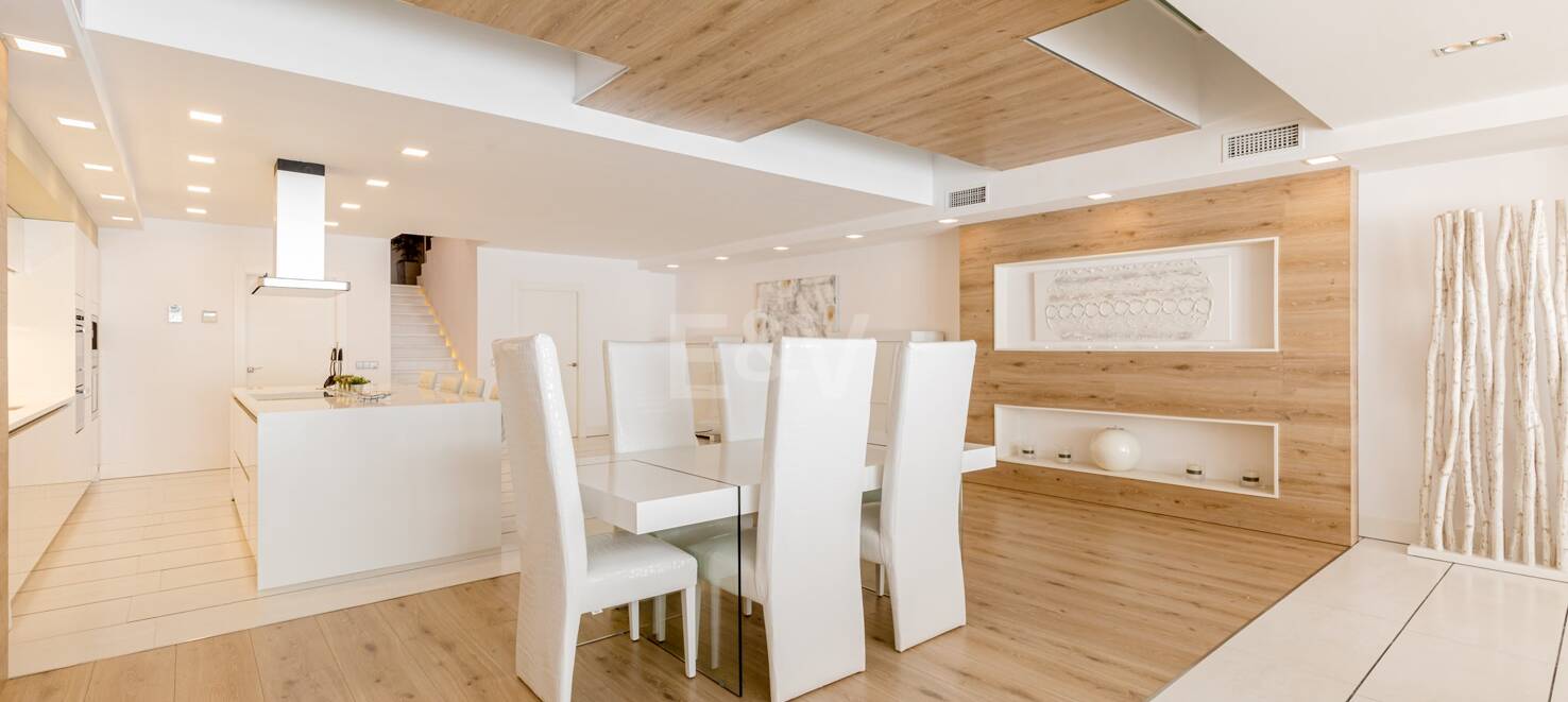 Luxuriöses Duplex in bester Lage von Puerto Banus mit direktem Zugang zum Strand