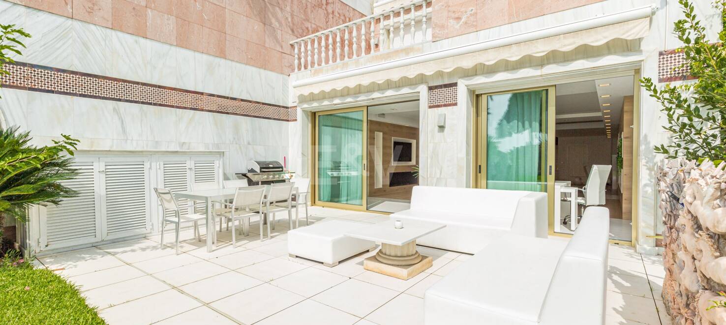 Luxuriöses Duplex in bester Lage von Puerto Banus mit direktem Zugang zum Strand