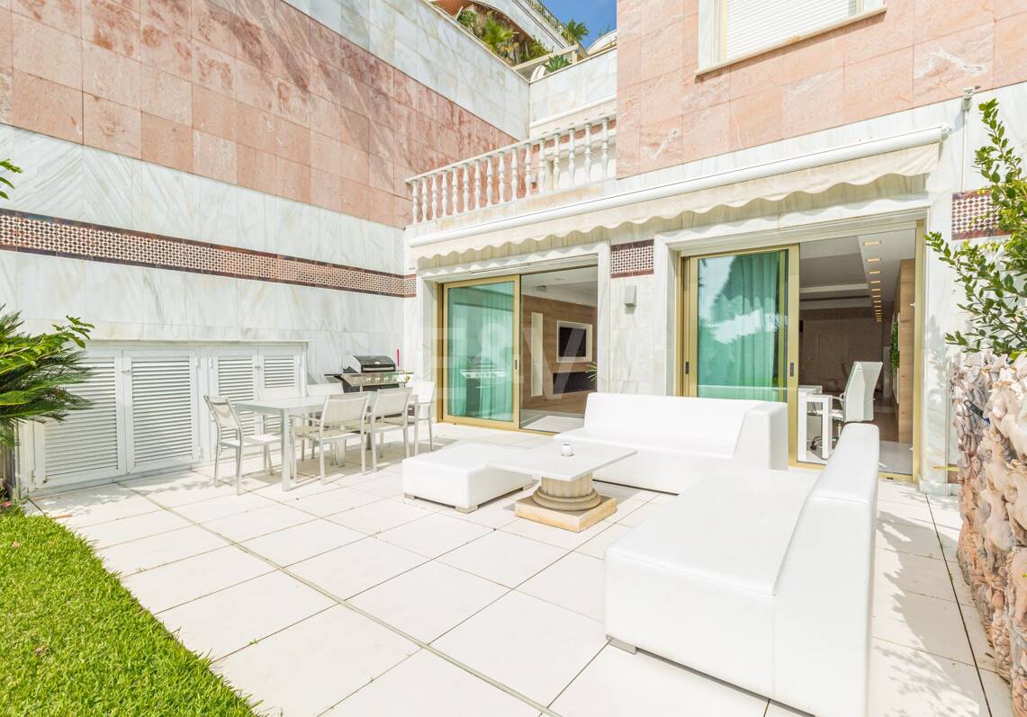 Luxury duplex in a prime location of Puerto Banus with direct access to the beach