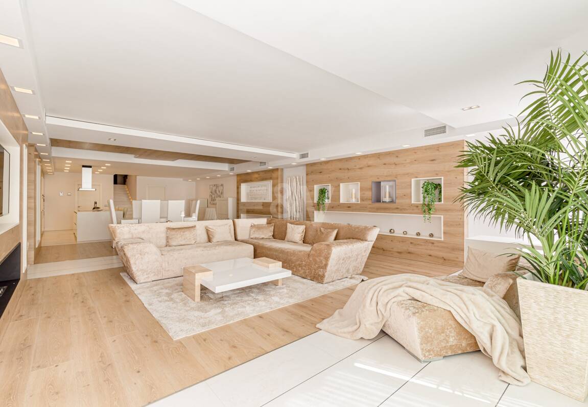 Lyxduplex i ett utmärkt läge i Puerto Banus med direkt tillgång till stranden