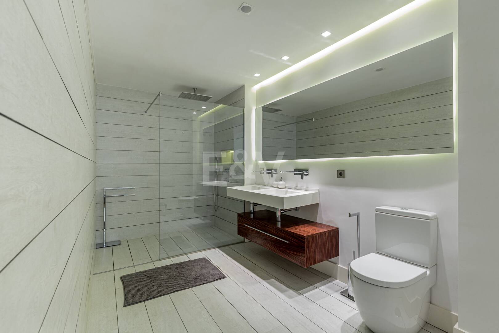 Duplex de luxe dans un emplacement privilégié de Puerto Banus avec accès direct à la plage