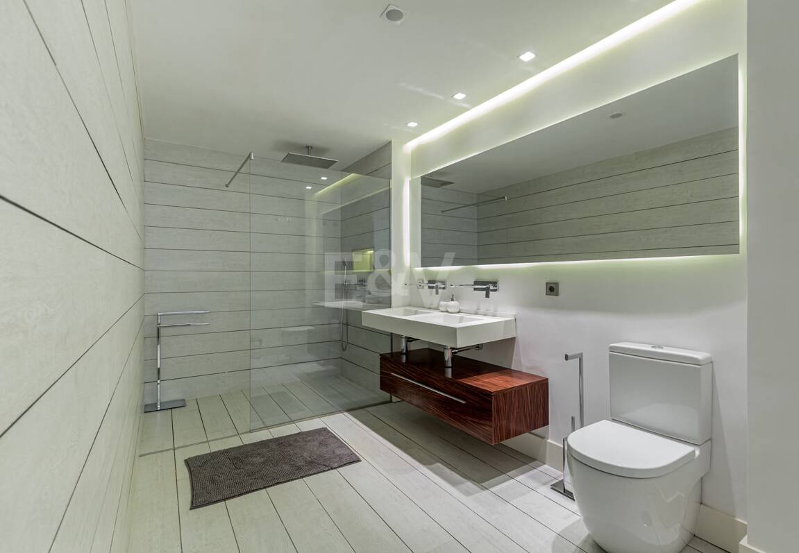 Lyxduplex i ett utmärkt läge i Puerto Banus med direkt tillgång till stranden