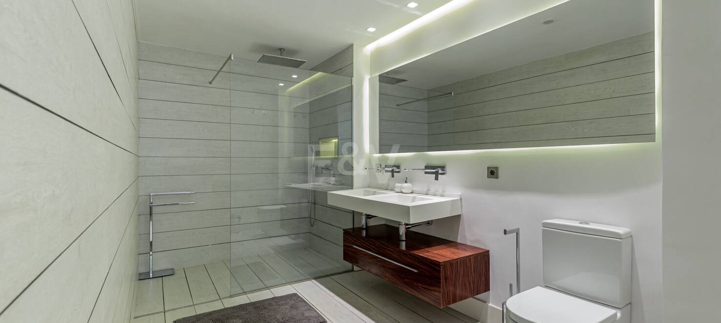 Luxuriöses Duplex in bester Lage von Puerto Banus mit direktem Zugang zum Strand