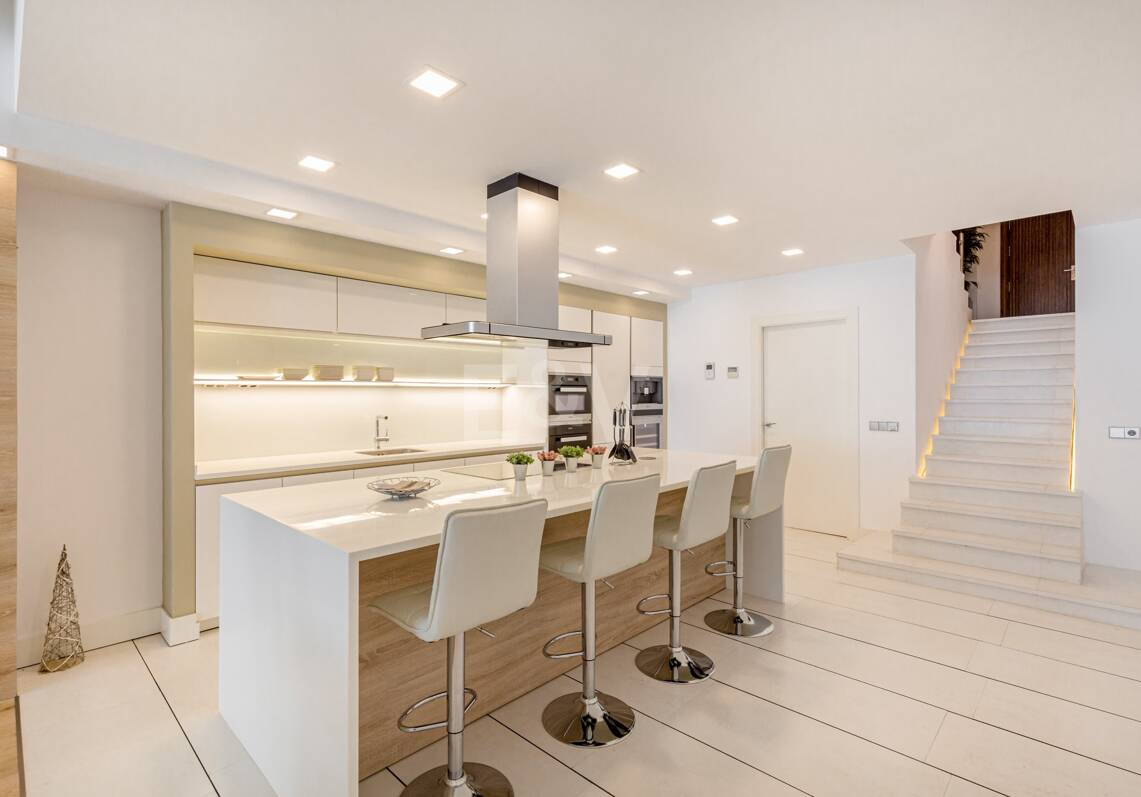 Luxury duplex in a prime location of Puerto Banus with direct access to the beach