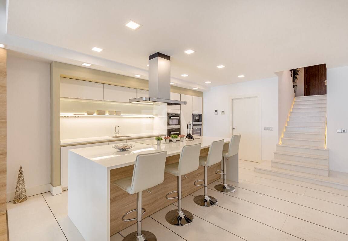 Lyxduplex i ett utmärkt läge i Puerto Banus med direkt tillgång till stranden