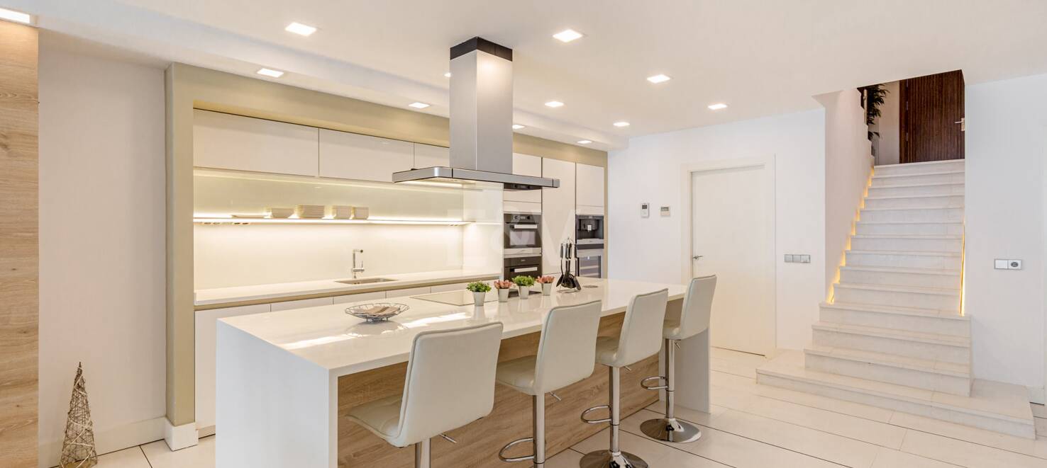 Luxuriöses Duplex in bester Lage von Puerto Banus mit direktem Zugang zum Strand