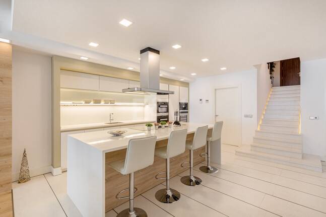 Lyxduplex i ett utmärkt läge i Puerto Banus med direkt tillgång till stranden