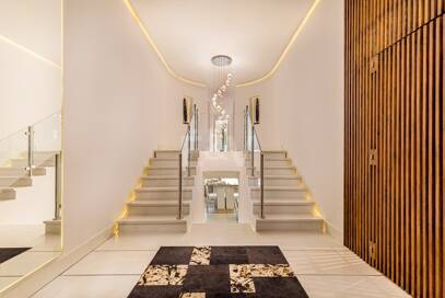 Lyxduplex i ett utmärkt läge i Puerto Banus med direkt tillgång till stranden