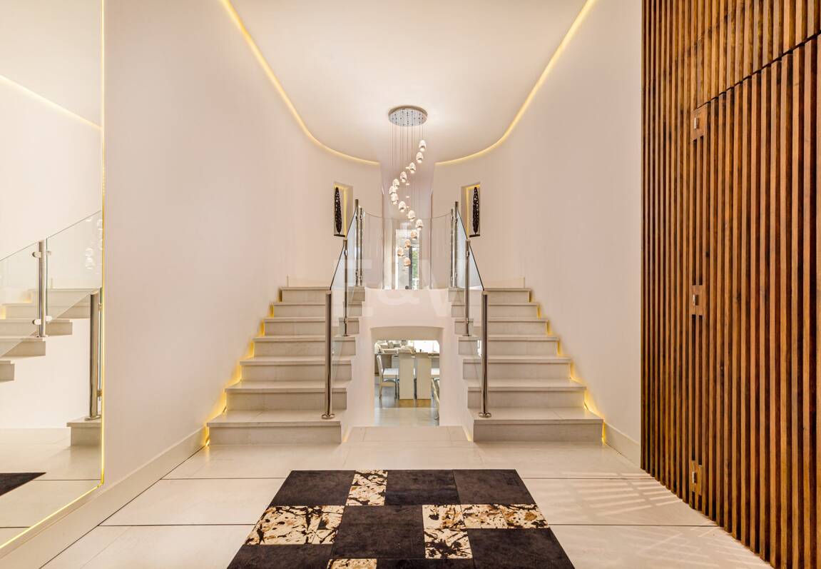 Lyxduplex i ett utmärkt läge i Puerto Banus med direkt tillgång till stranden