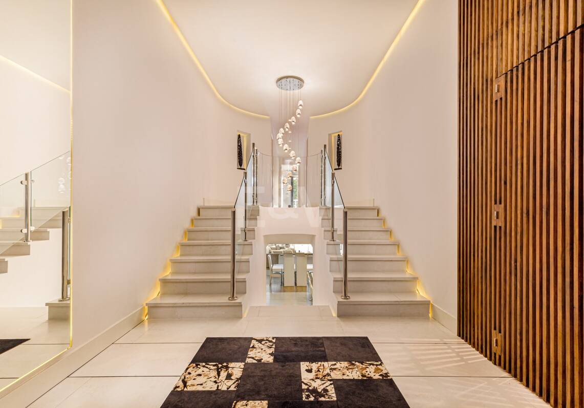 Luxury duplex in a prime location of Puerto Banus with direct access to the beach