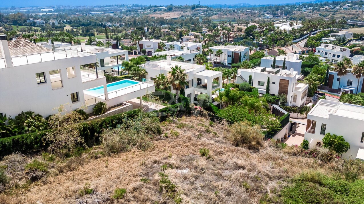 Huge plot in Nueva Andalucia set its picturesque Golf Valley