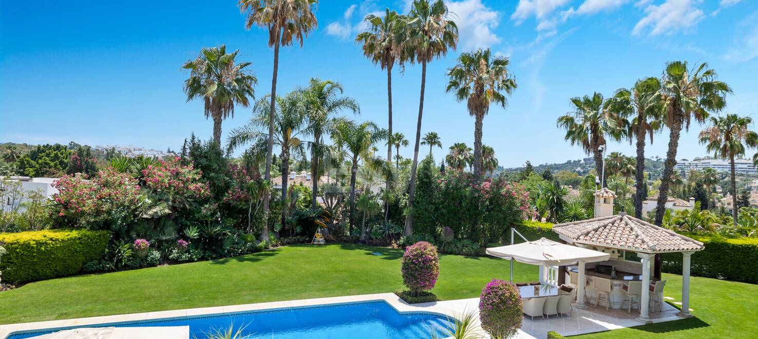 Utsökt söderläge villa i Nueva Andalucia i exklusivt komplex