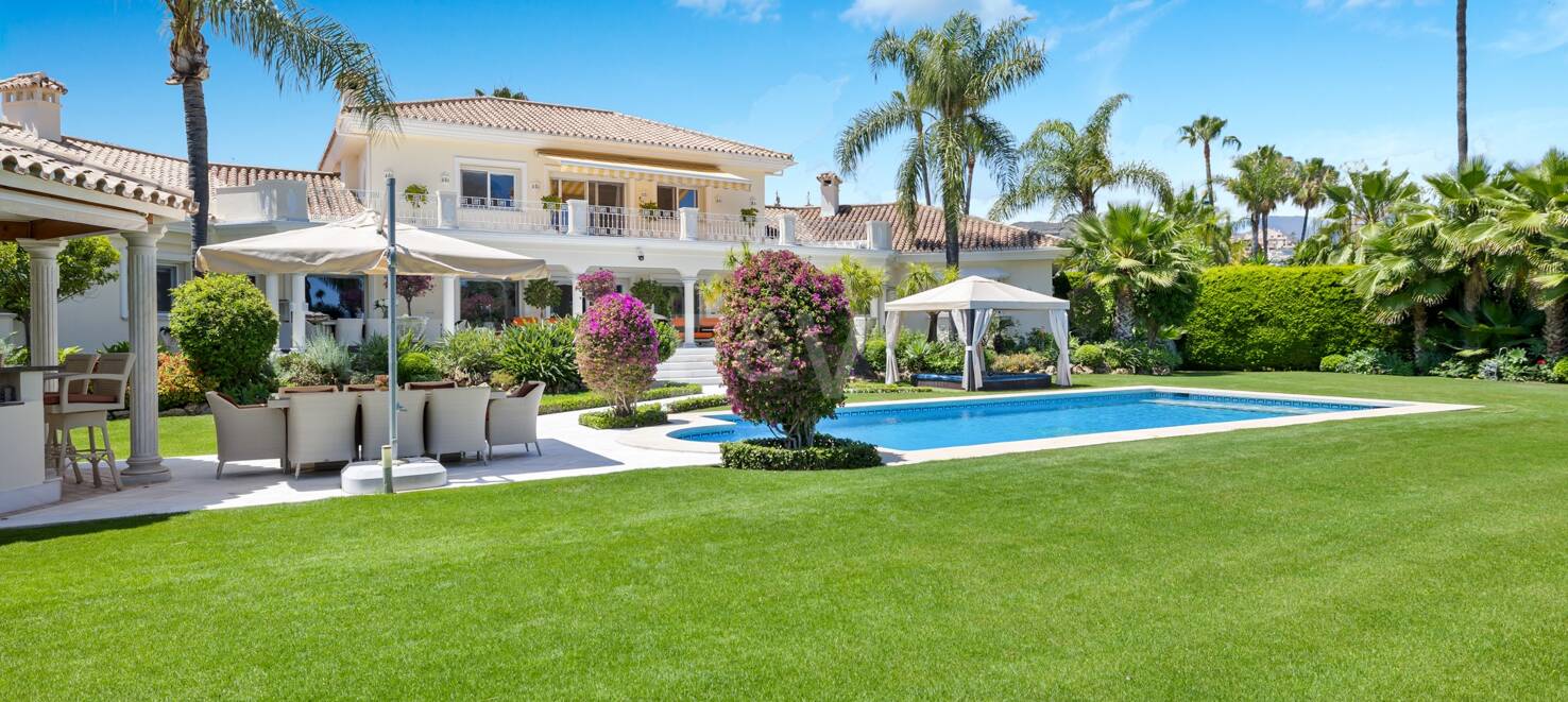Utsökt söderläge villa i Nueva Andalucia i exklusivt komplex