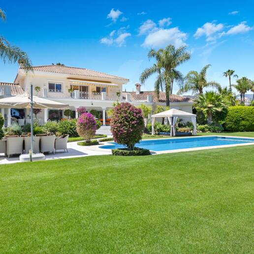 Utsökt söderläge villa i Nueva Andalucia i exklusivt komplex