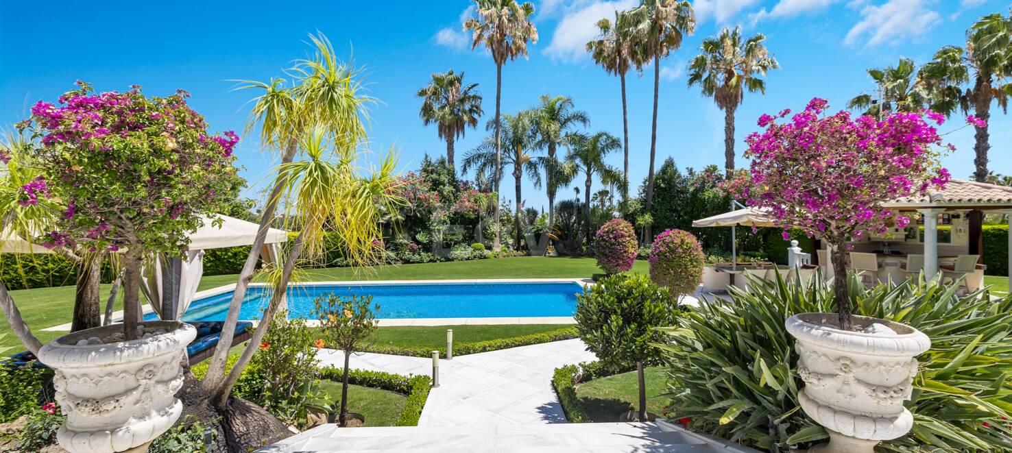 Utsökt söderläge villa i Nueva Andalucia i exklusivt komplex