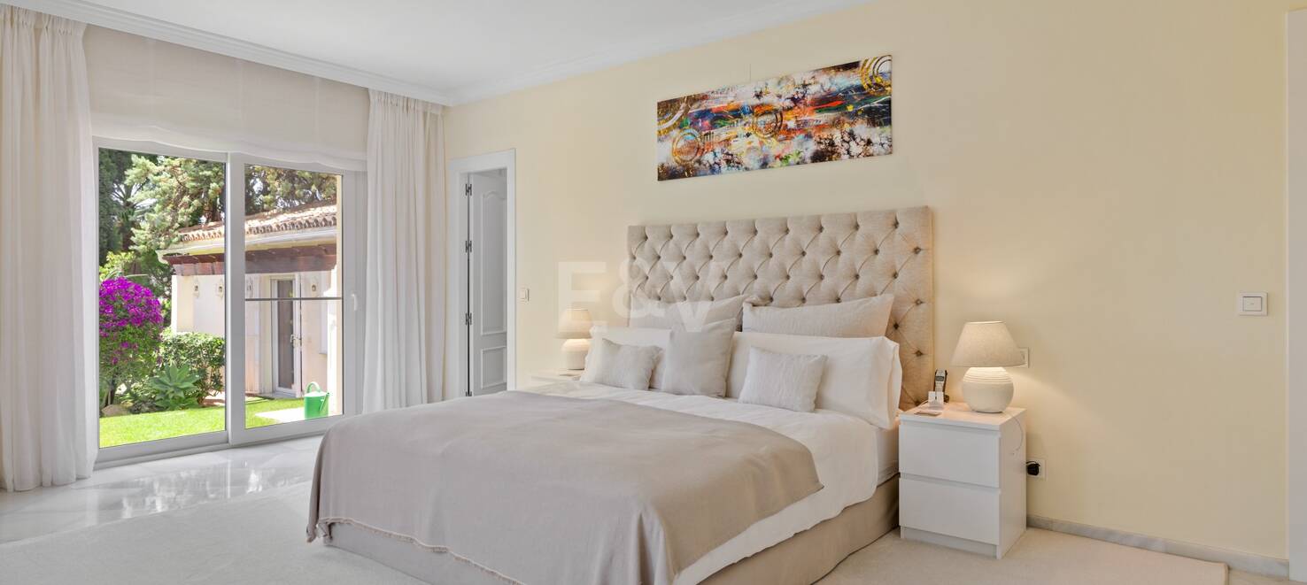 Utsökt söderläge villa i Nueva Andalucia i exklusivt komplex