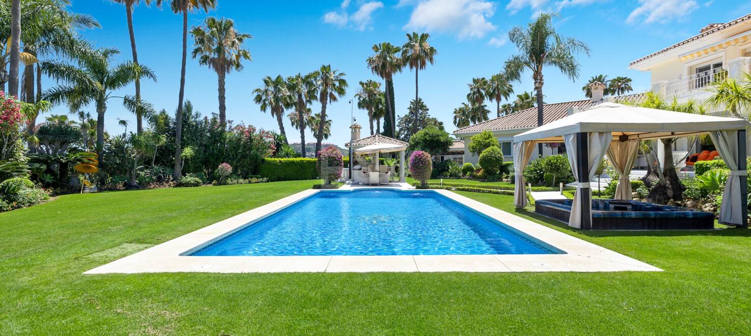 Utsökt söderläge villa i Nueva Andalucia i exklusivt komplex