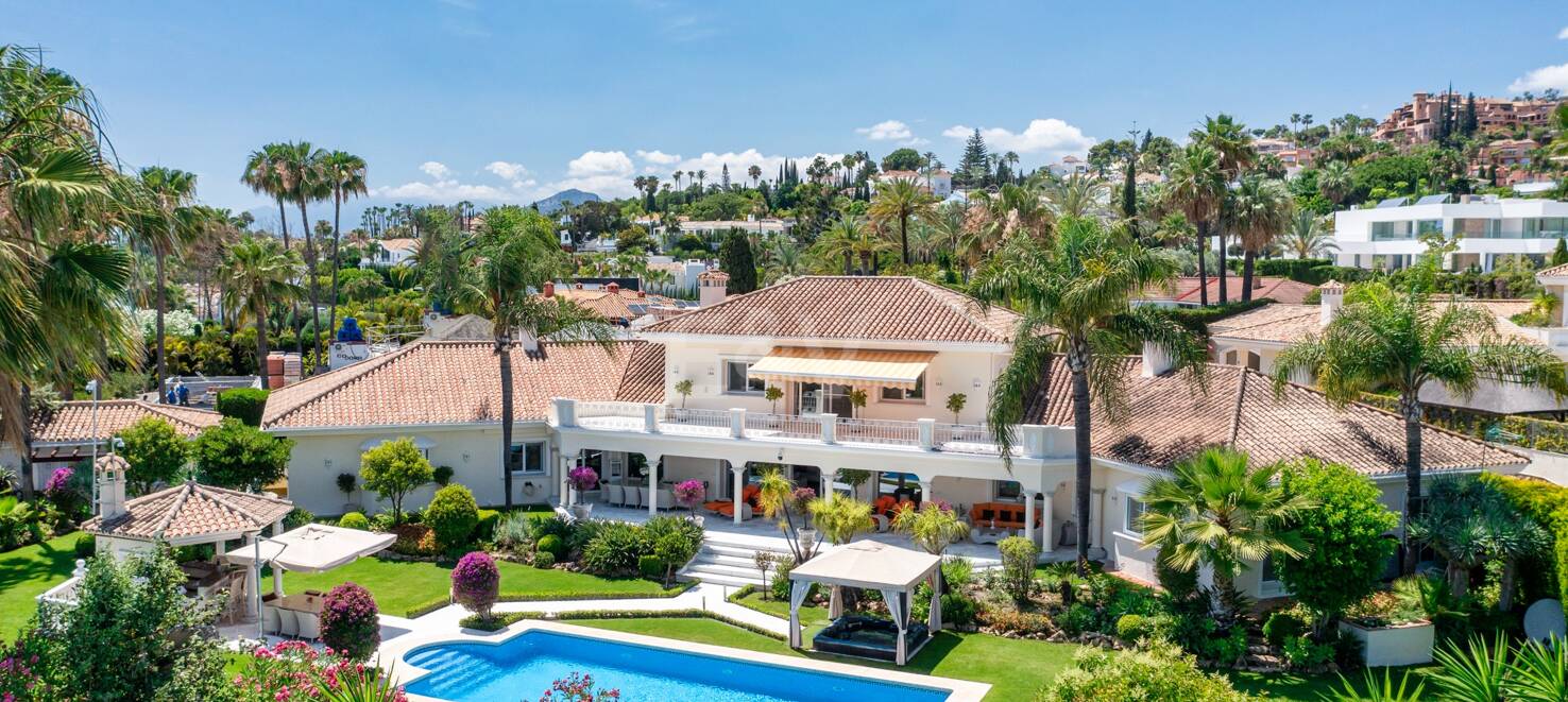 Utsökt söderläge villa i Nueva Andalucia i exklusivt komplex
