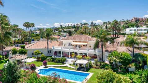 Utsökt söderläge villa i Nueva Andalucia i exklusivt komplex
