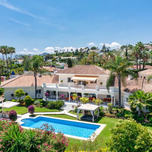 Utsökt söderläge villa i Nueva Andalucia i exklusivt komplex