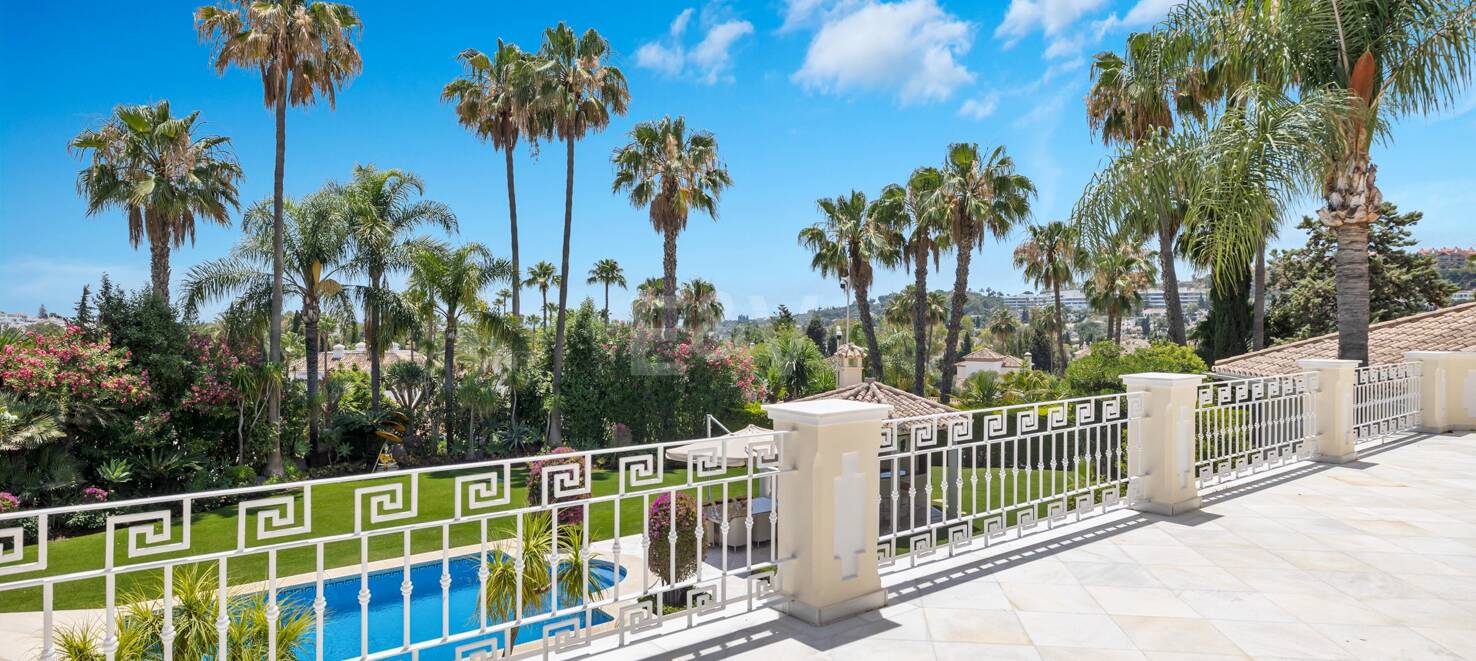 Utsökt söderläge villa i Nueva Andalucia i exklusivt komplex