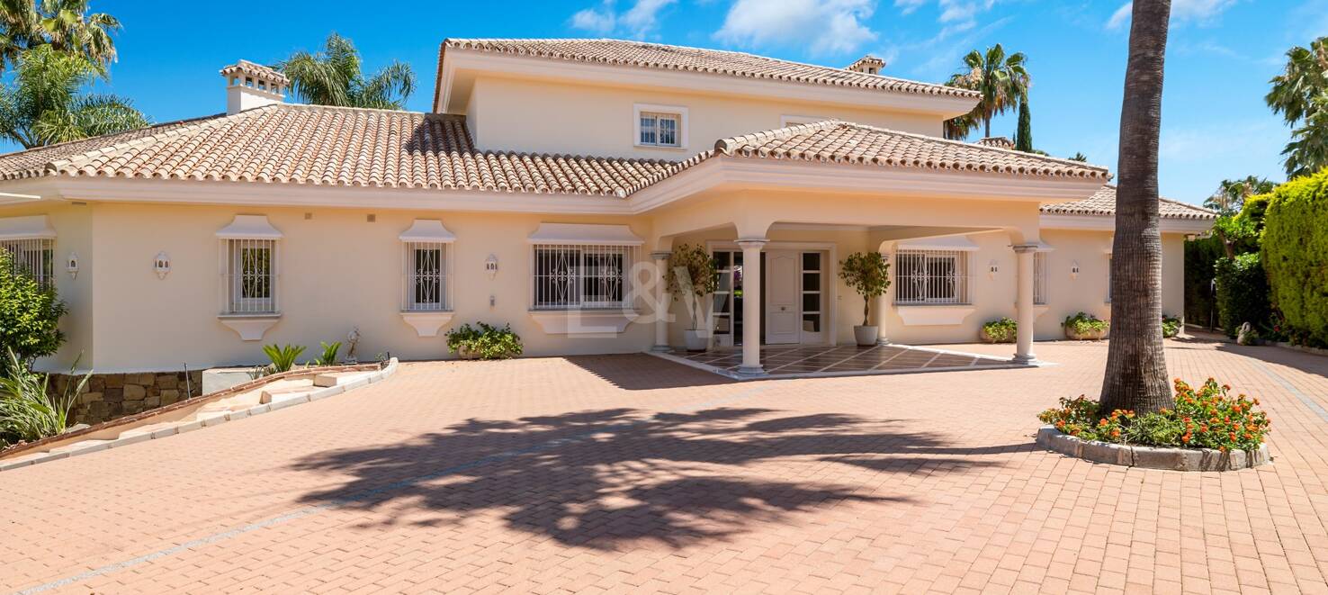 Utsökt söderläge villa i Nueva Andalucia i exklusivt komplex