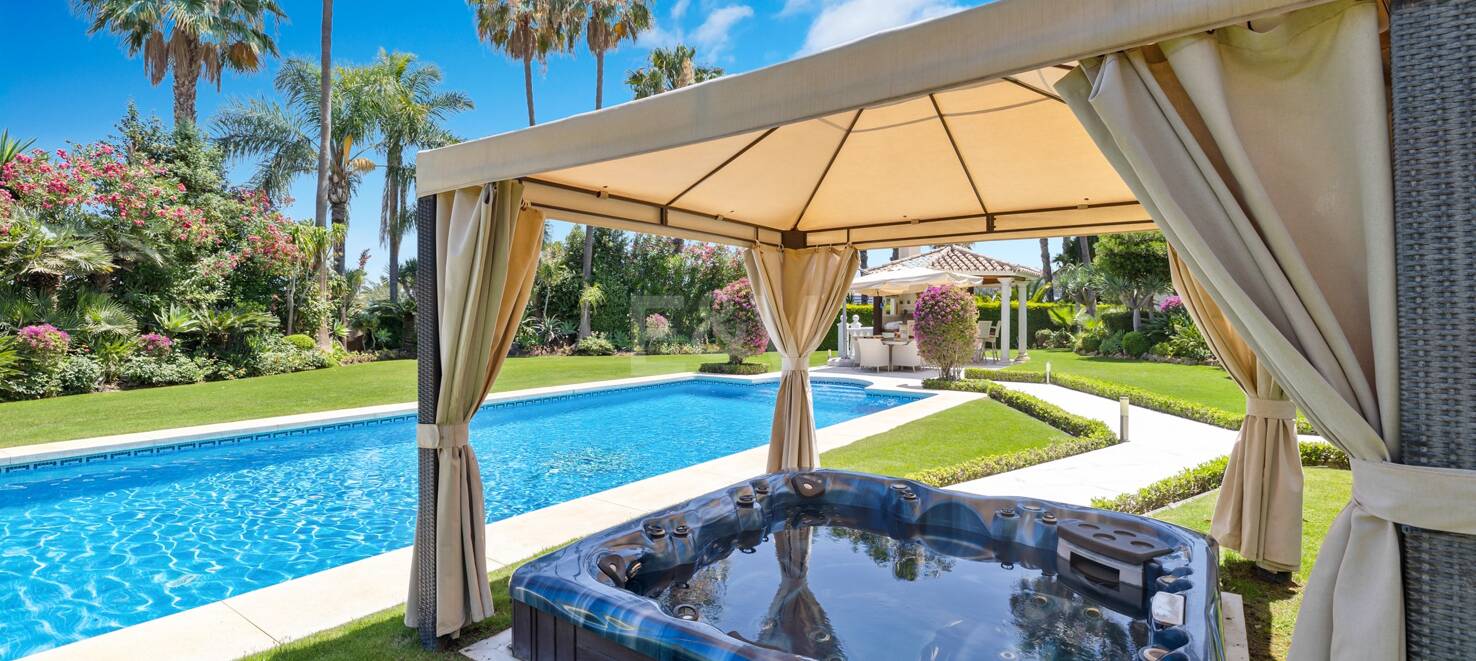 Utsökt söderläge villa i Nueva Andalucia i exklusivt komplex