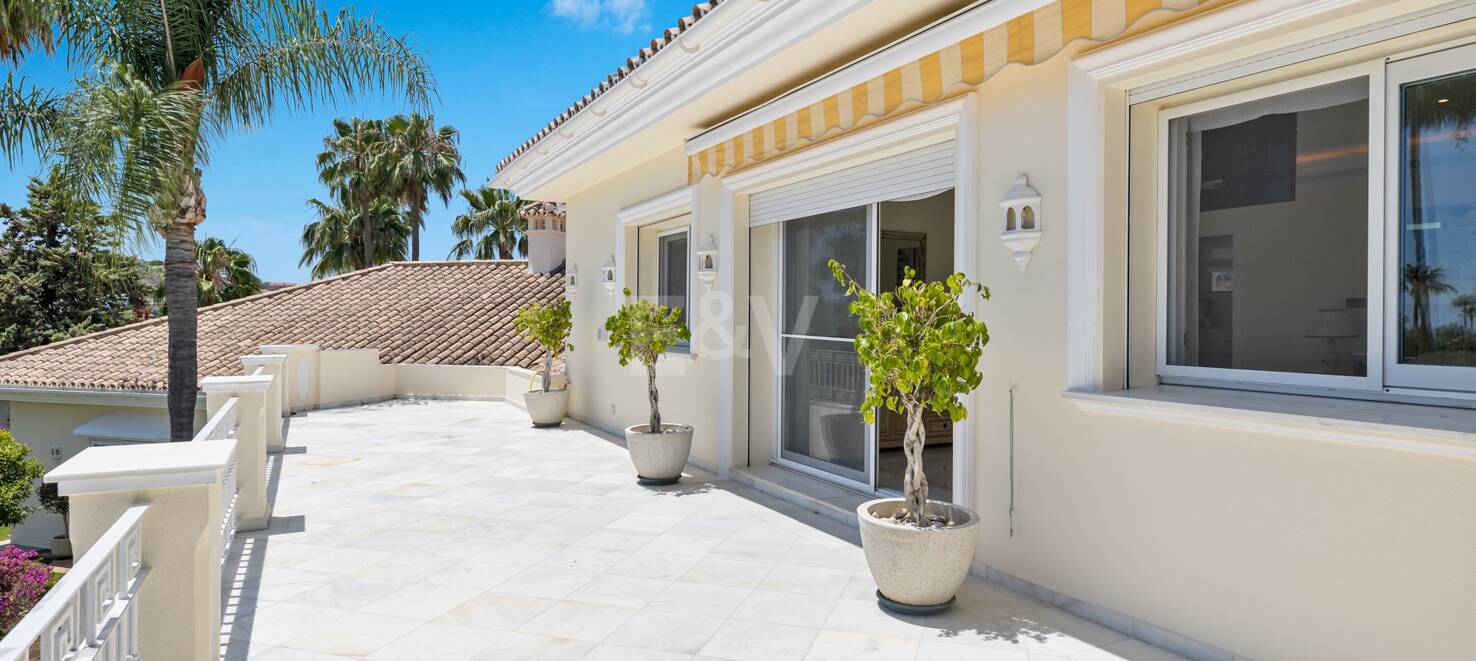 Utsökt söderläge villa i Nueva Andalucia i exklusivt komplex