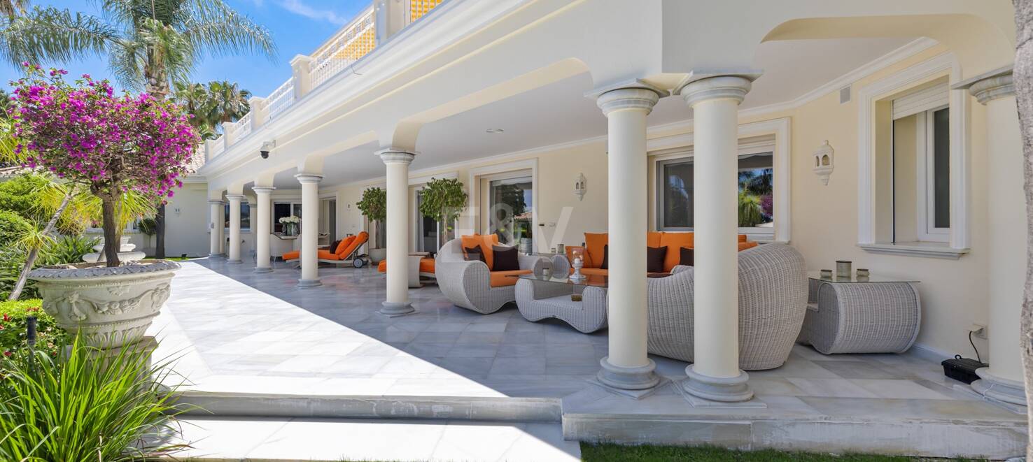 Utsökt söderläge villa i Nueva Andalucia i exklusivt komplex
