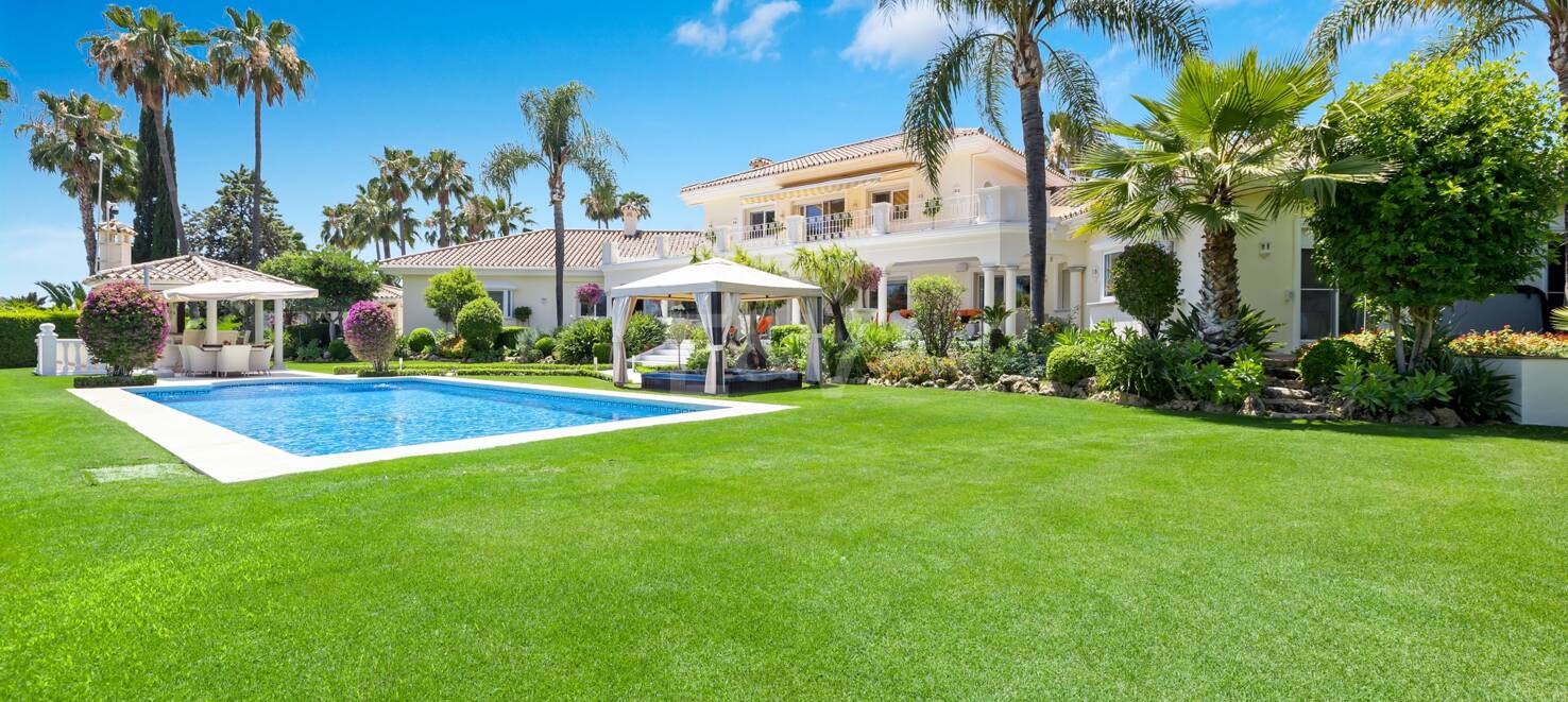 Utsökt söderläge villa i Nueva Andalucia i exklusivt komplex
