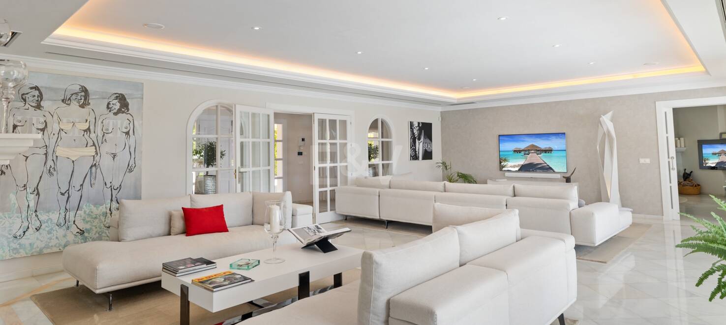 Utsökt söderläge villa i Nueva Andalucia i exklusivt komplex