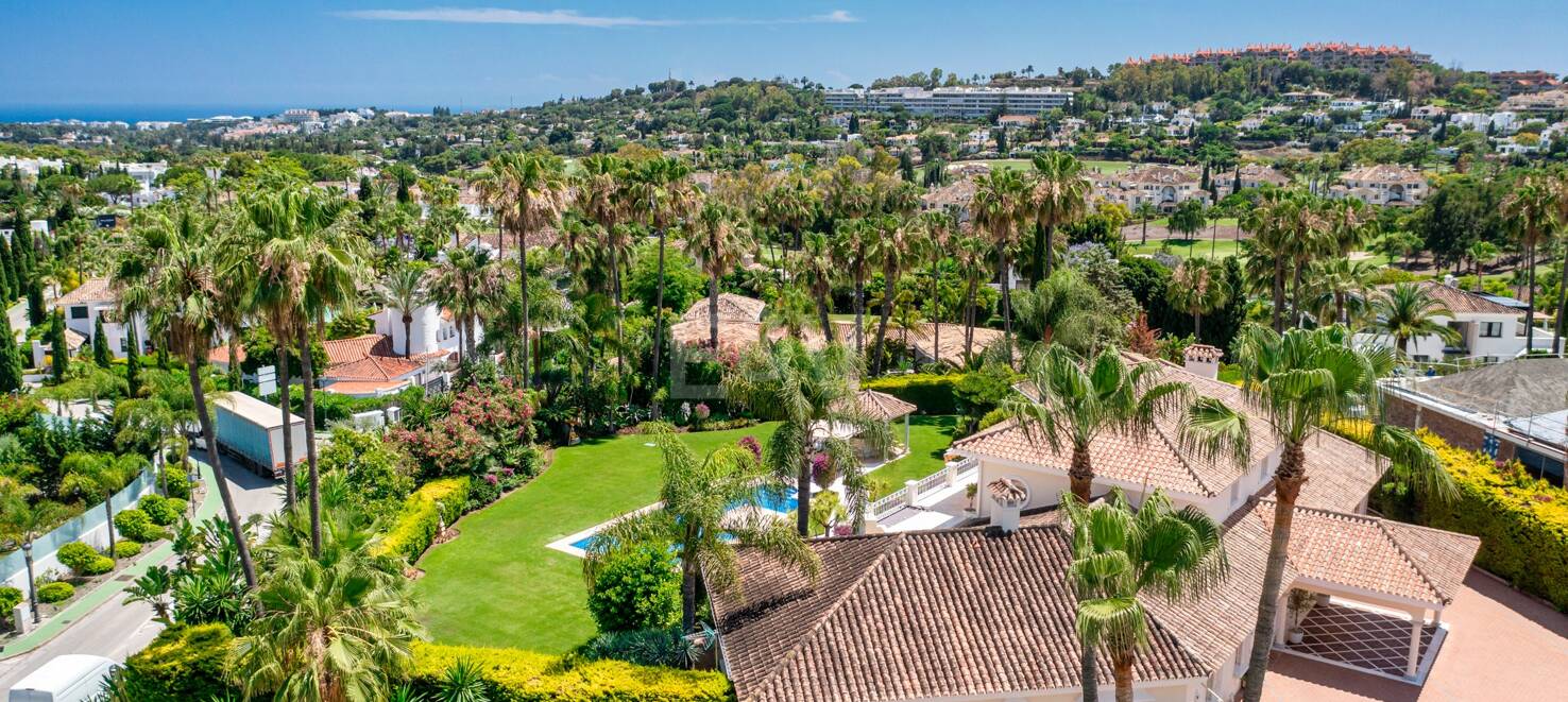 Utsökt söderläge villa i Nueva Andalucia i exklusivt komplex