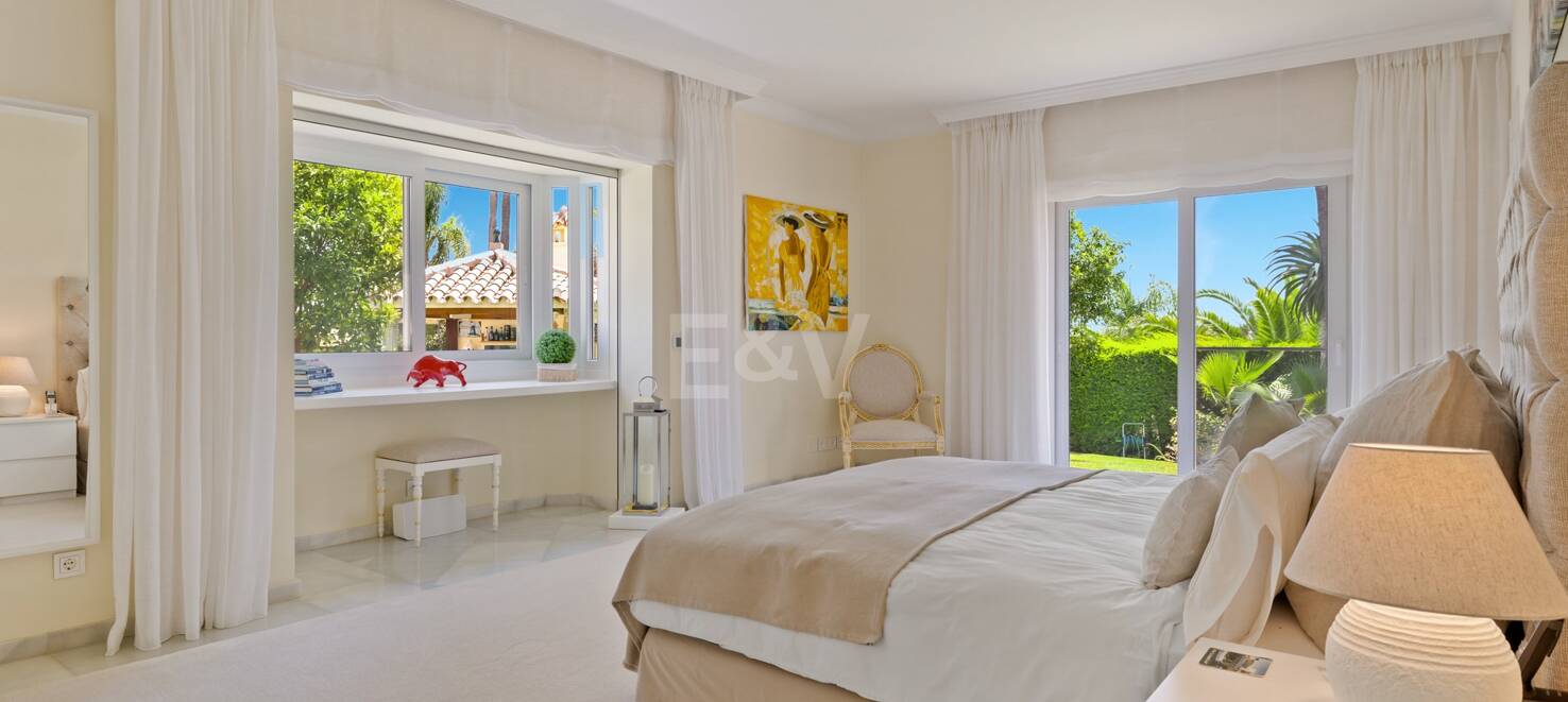 Utsökt söderläge villa i Nueva Andalucia i exklusivt komplex