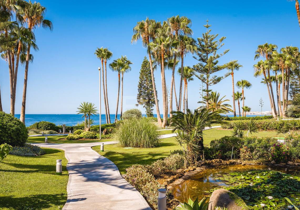 Impeccable South-West-Facing Garden Appartement à Marina Puente Romano