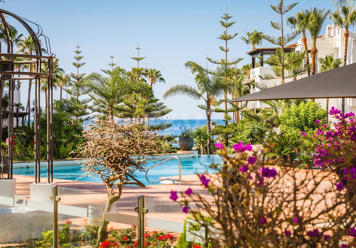 Impeccable South-West-Facing Garden Appartement à Marina Puente Romano