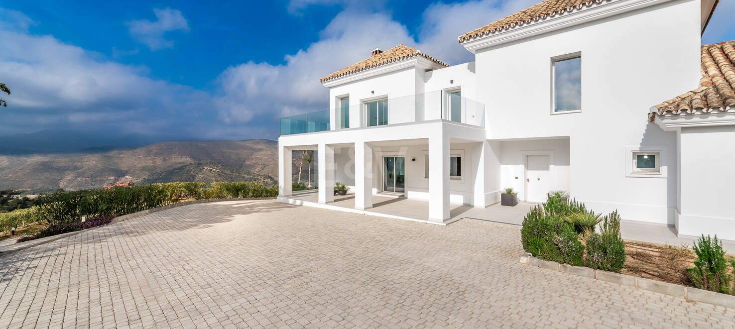 Completely renovated Andalusian style villa in La Mairena