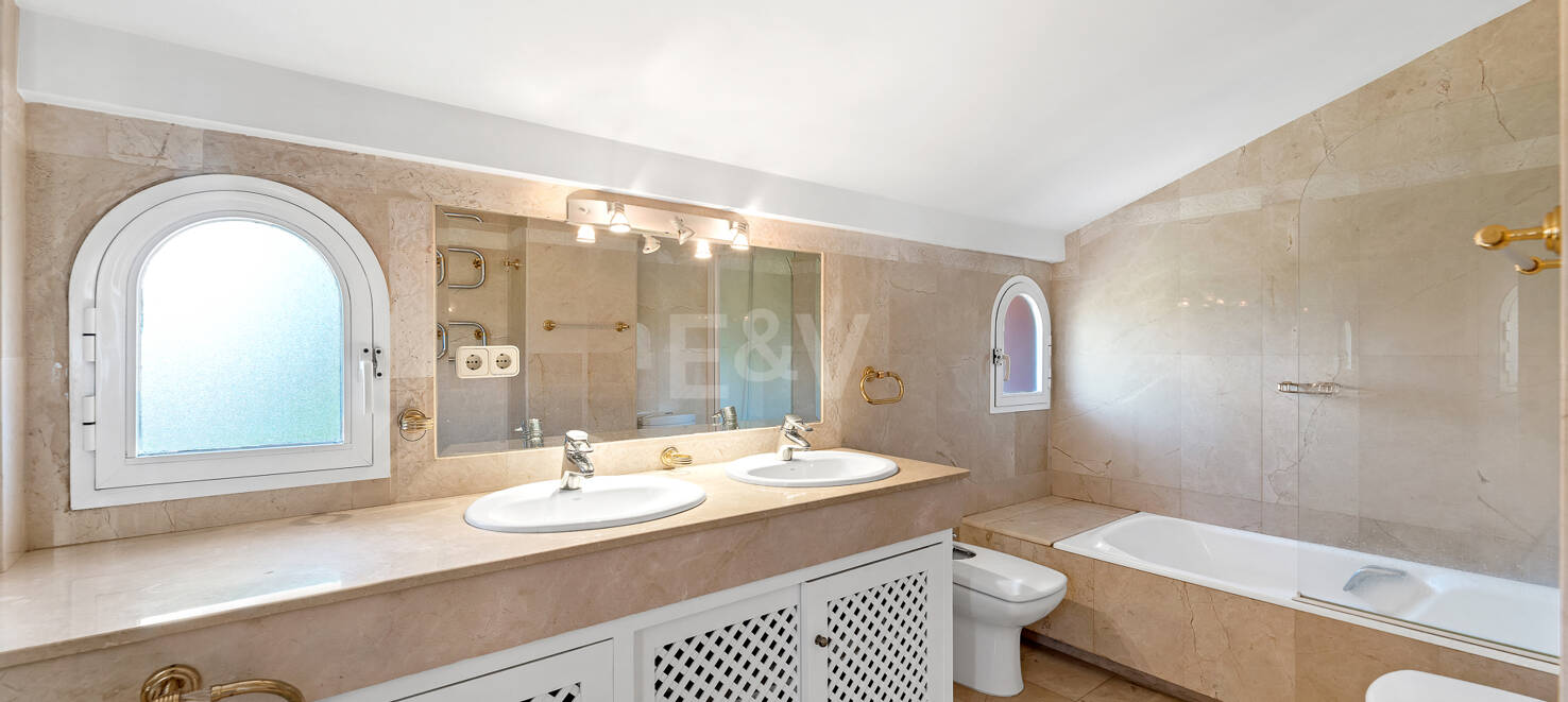 Penthouse unique au coeur d'Elviria dans l'urbanisation de la plage de Frontline
