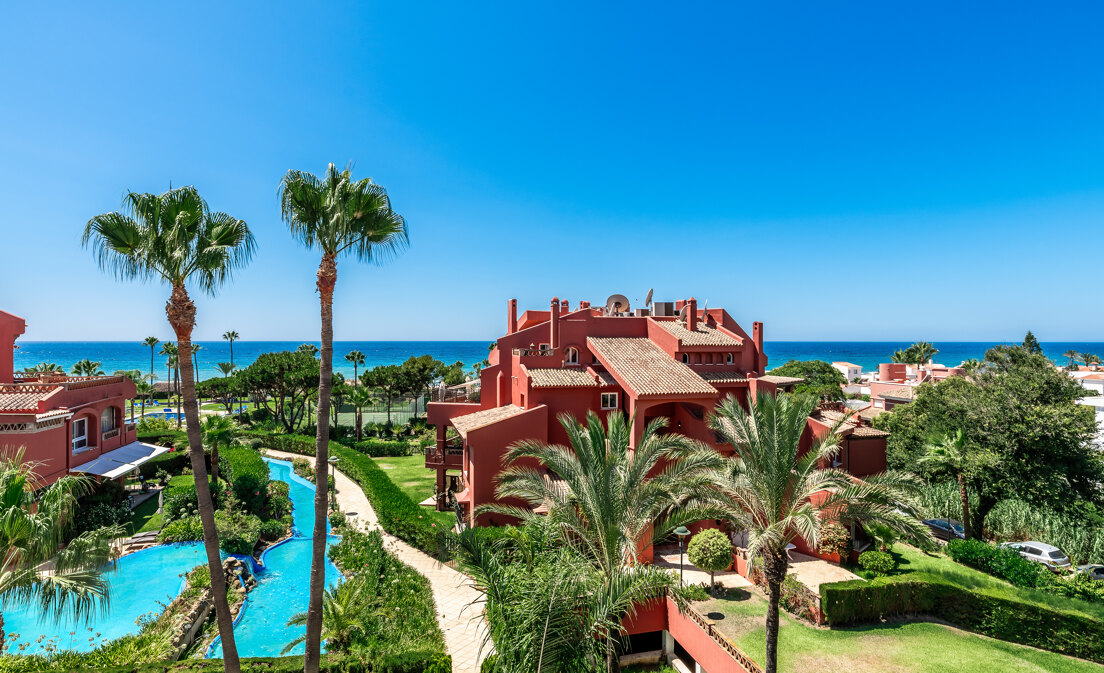 Einzigartiges Penthouse im Herzen von Elviria in erster Strandlinie in einer Urbanisation