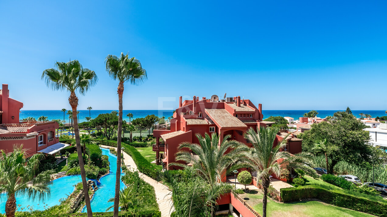 Einzigartiges Penthouse im Herzen von Elviria in erster Strandlinie in einer Urbanisation