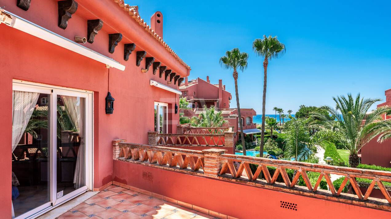 Ático único en el corazón de Elviria en urbanización en primera línea de playa