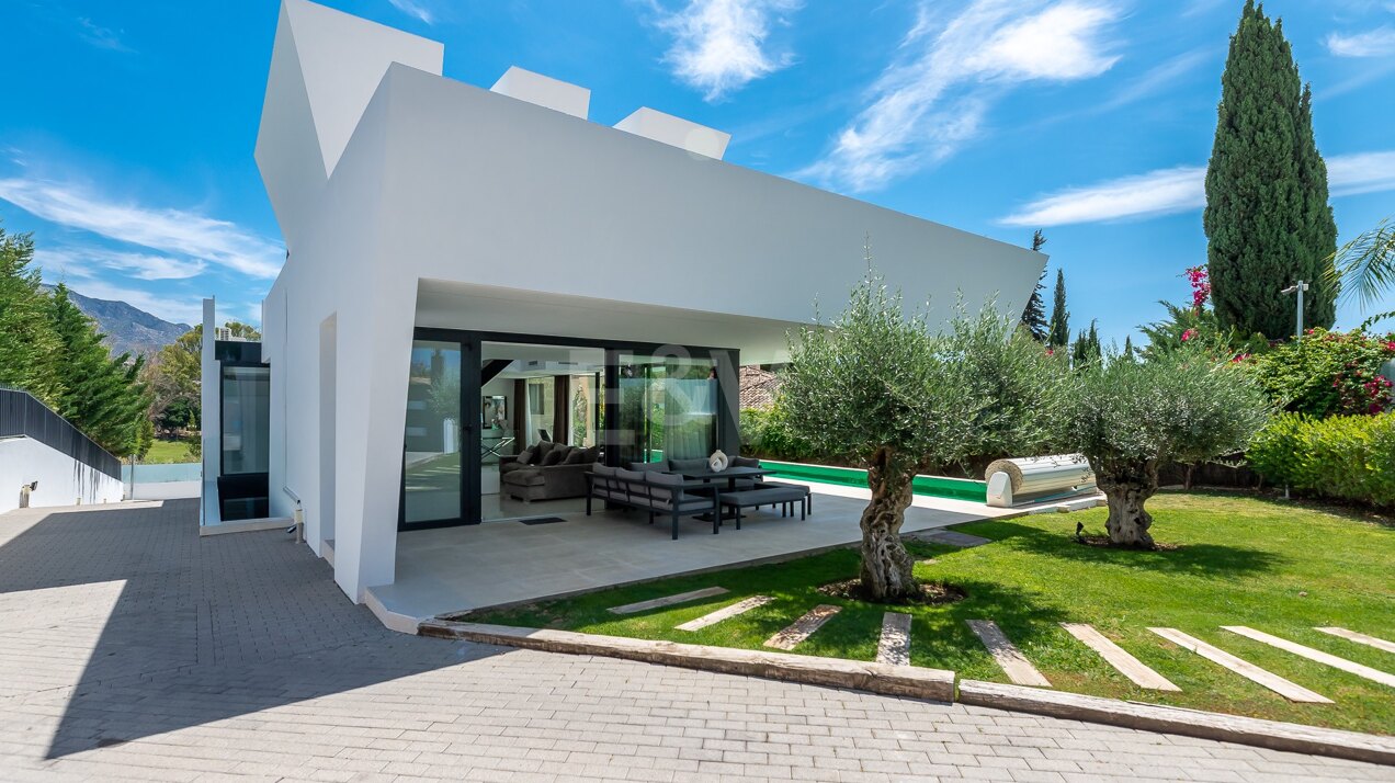 Exquisite modern villa in La Cerquilla in the Golf Valley. Only available for short term rentals.