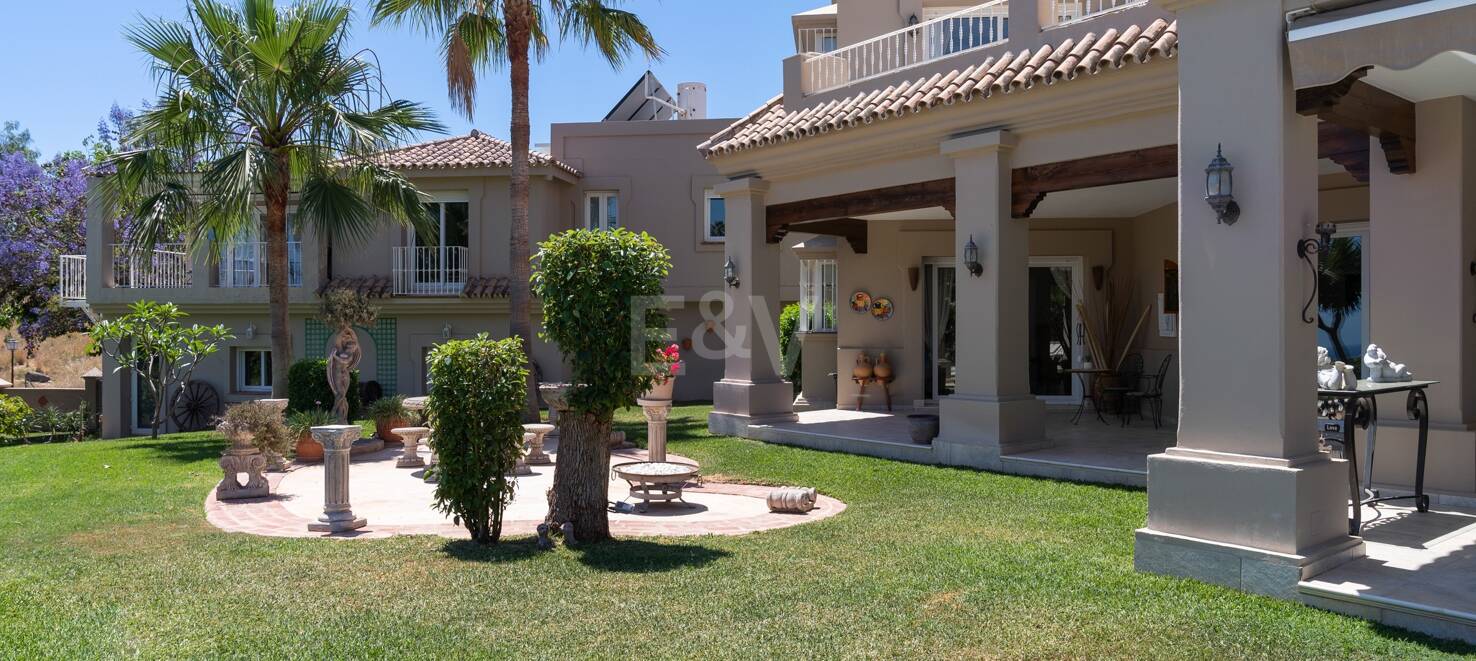 Magnifique Villa de style andalou à Nueva Andalucia avec vue panoramique