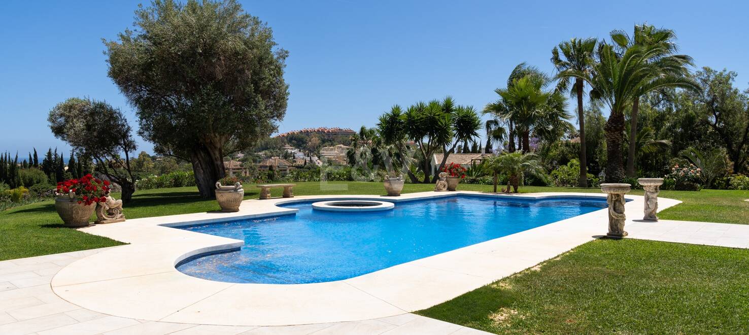 Magnifique Villa de style andalou à Nueva Andalucia avec vue panoramique
