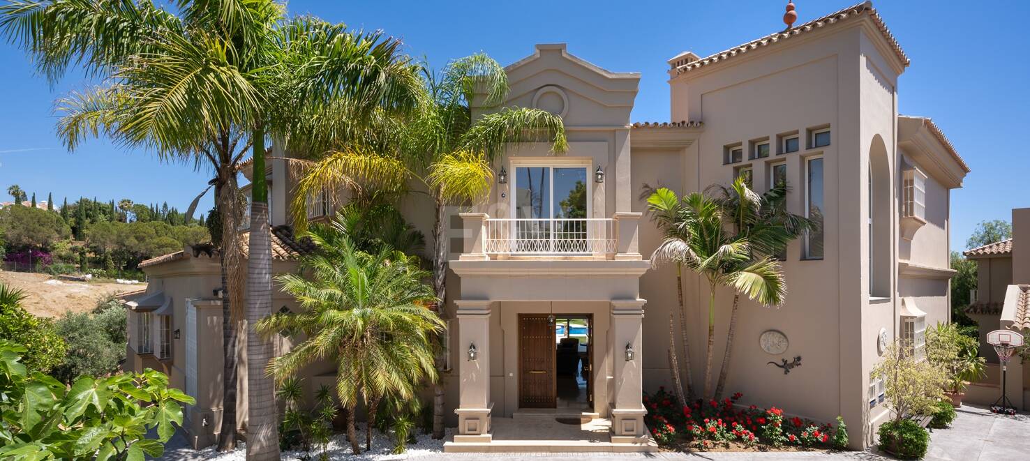 Magnifique Villa de style andalou à Nueva Andalucia avec vue panoramique