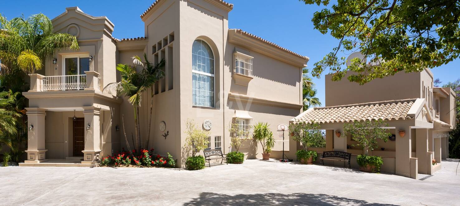 Magnifique Villa de style andalou à Nueva Andalucia avec vue panoramique