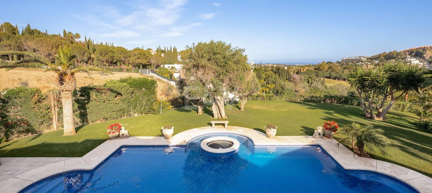 Magnifique Villa de style andalou à Nueva Andalucia avec vue panoramique