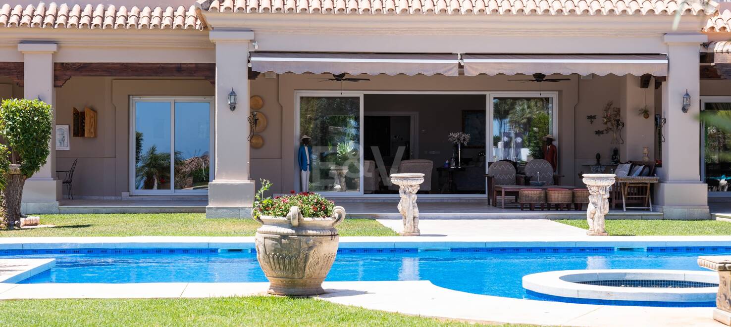 Magnifique Villa de style andalou à Nueva Andalucia avec vue panoramique