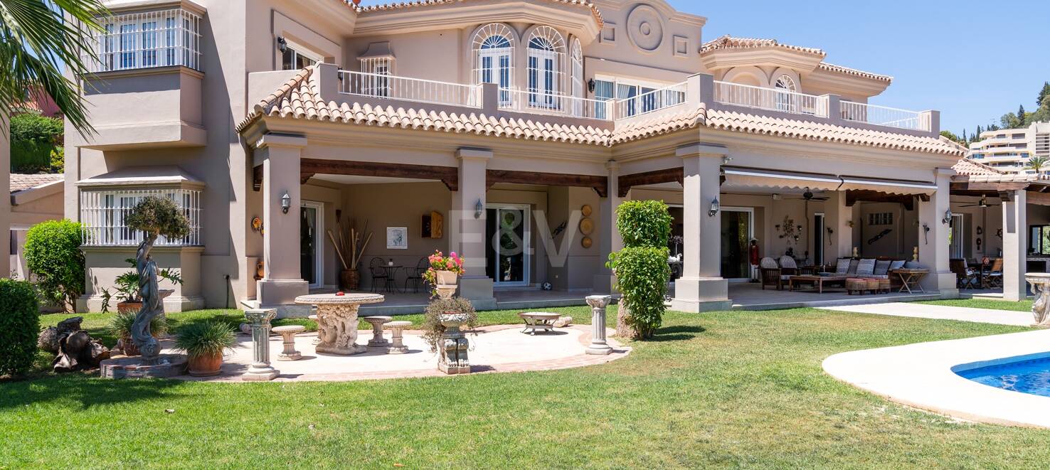 Magnifique Villa de style andalou à Nueva Andalucia avec vue panoramique