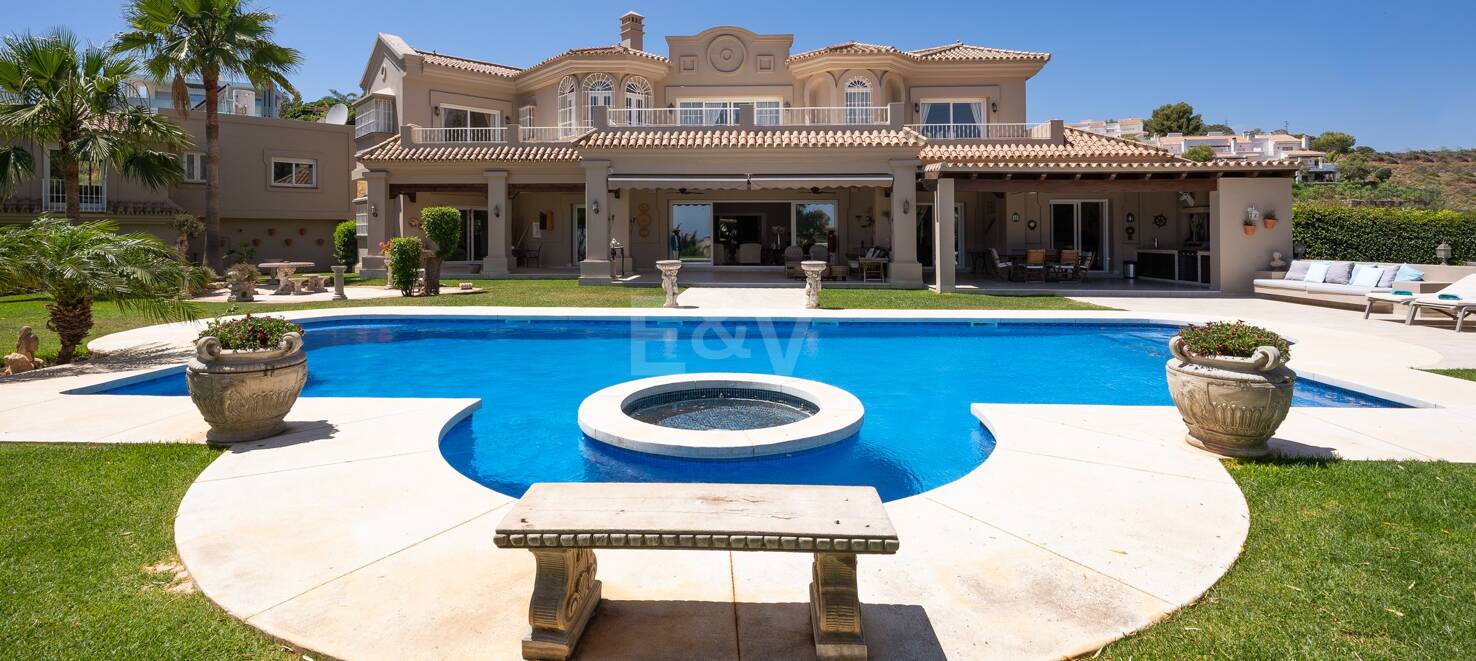 Magnifique Villa de style andalou à Nueva Andalucia avec vue panoramique